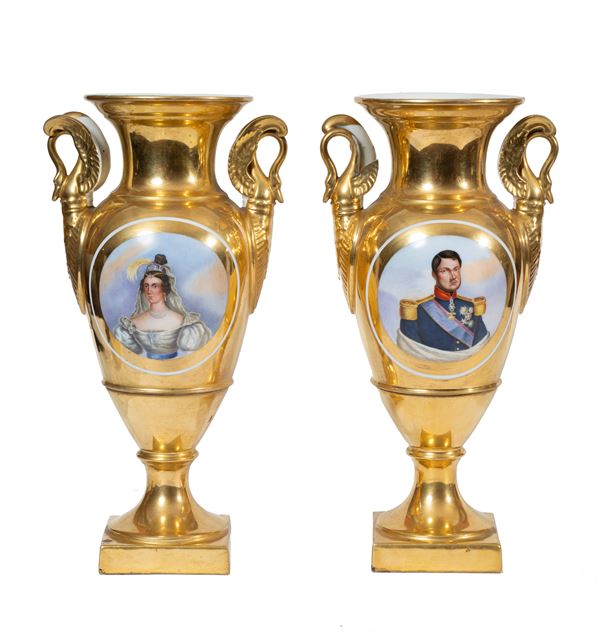 Porcellana francese dipinta a Napoli, prima met&#224; del XIX secolo - Pair of commemorative vases in golden porcelain