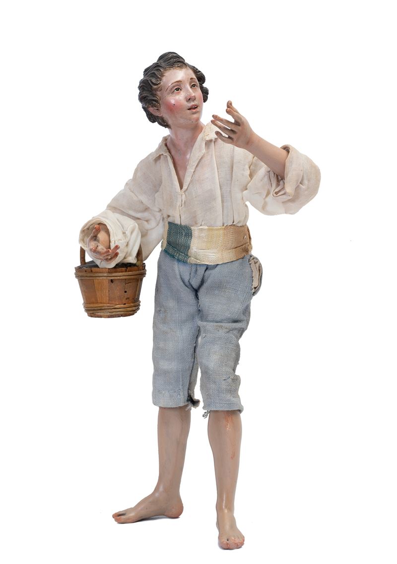 Pescivendolo con cestino in abiti da festa