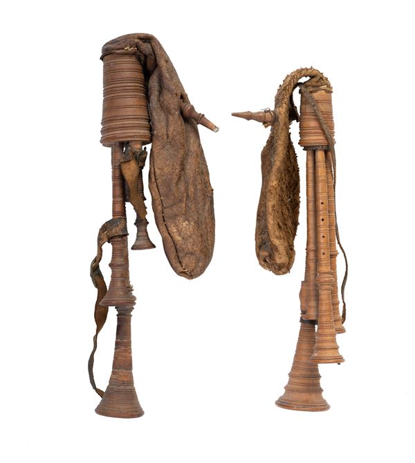 Manifattura napoletana, XVIII secolo - Two wooden bagpipes with leather details