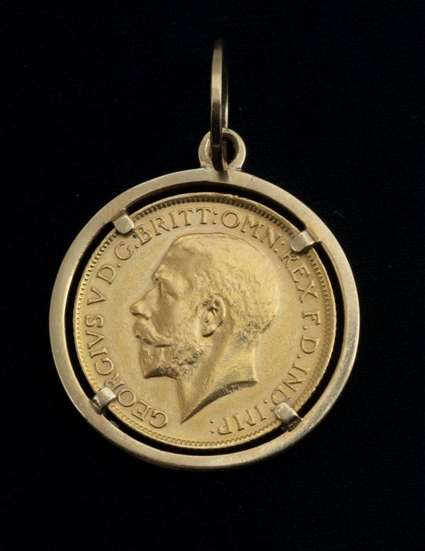 Ciondolo con incastonata una sterlina del 1913