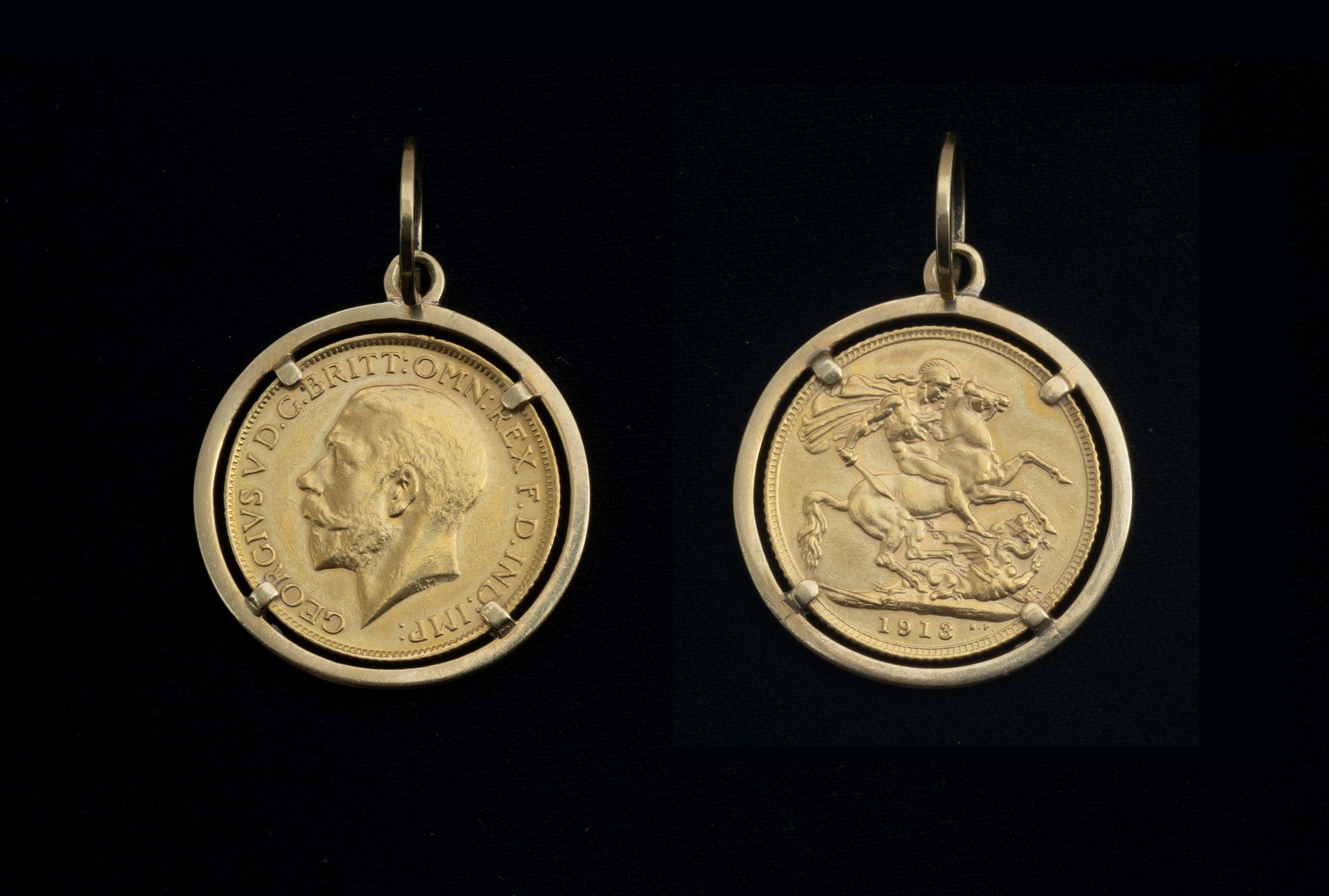 Ciondolo con incastonata una sterlina del 1913