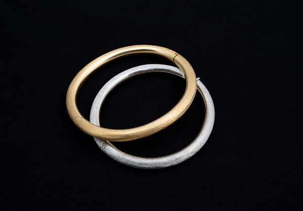 Coppia di bracciali  - in oro giallo 18 carati e in oro bianco 18 carati - Auction JEWELRY, WATCHES, SILVER, ART OBJECTS, DESIGN OBJECTS AND VINTAGE - Blindarte Casa d'Aste