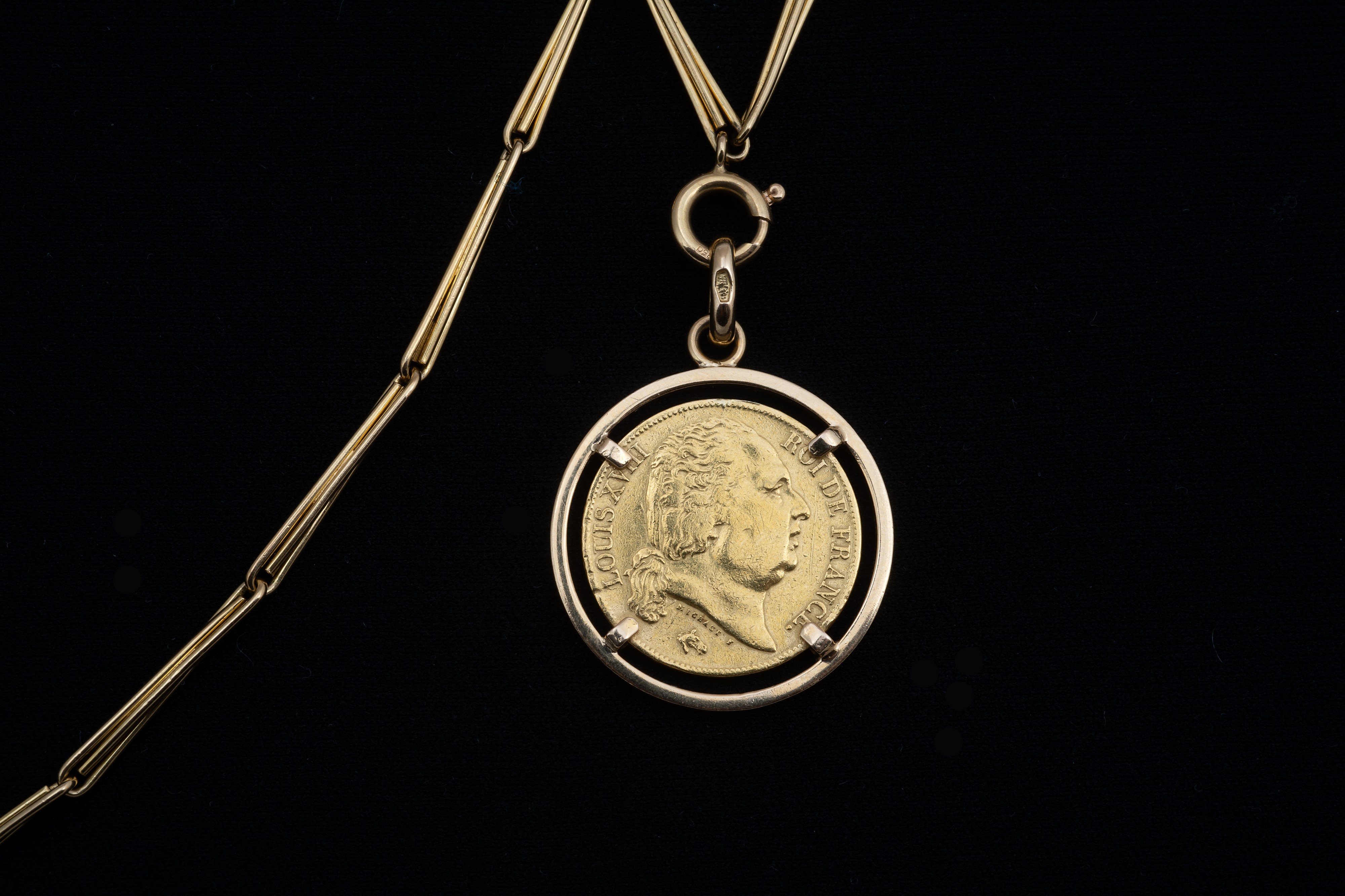 Lunga collana con moneta antica