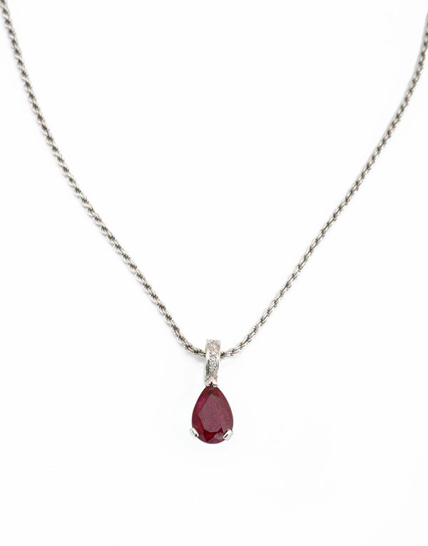 Catena con pendente con rubino