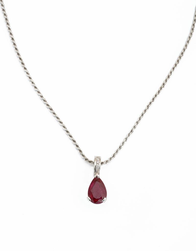 Catena con pendente con rubino
