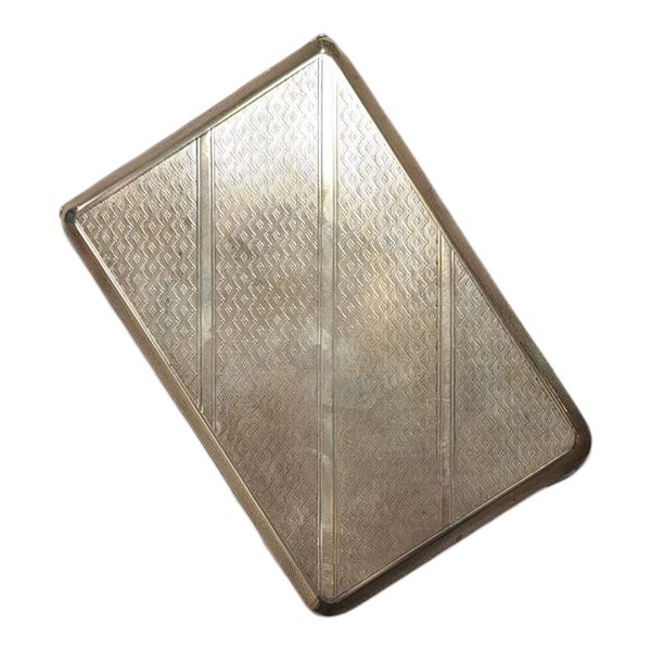 Porta sigarette con superficie incisa a motivi geometrici