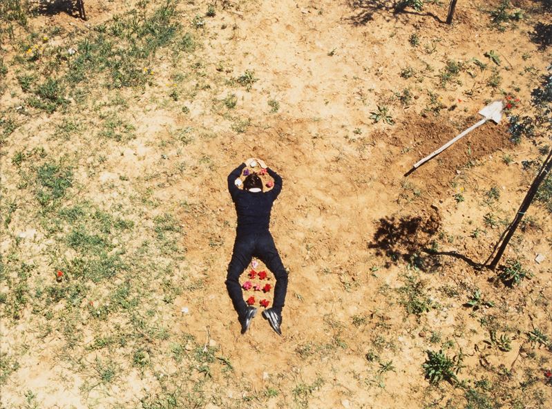 Massimo Bartolini - Senza titolo (Aiuola), fotografia a colori, 1996