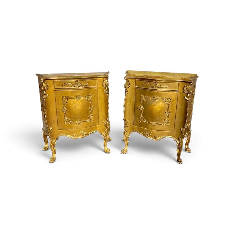 Coppia di piccole credenze con cassetto e ante in legno dorato