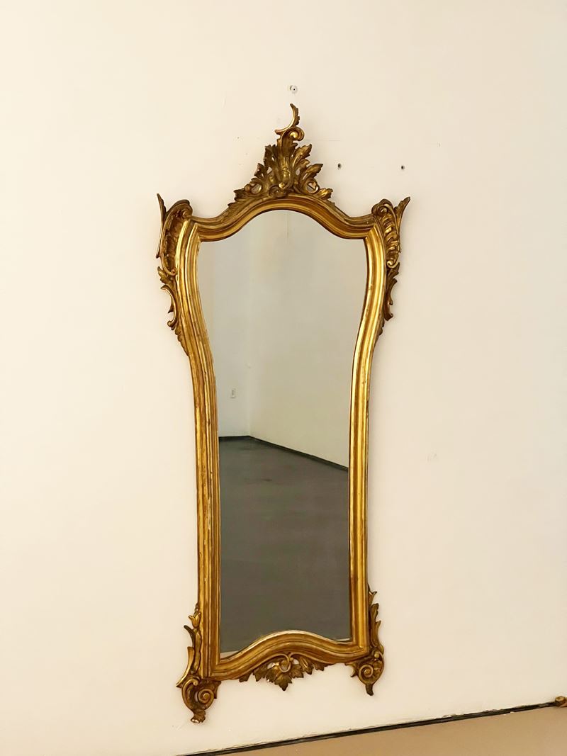 Specchiera con cornice a motivo a rocaille