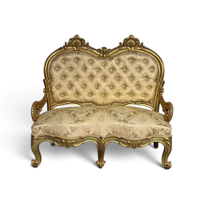 Divano con cornice sagomata