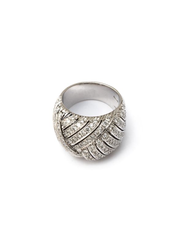 Anello a fascia a motivi intrecciati  - in oro bianco 18 carati - Auction JEWELRY, WATCHES AND SILVER OBJECTS - Blindarte Casa d'Aste