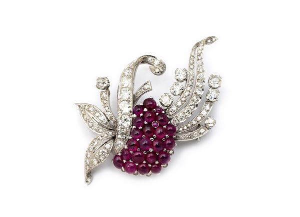 Elegante spilla a grappolo d'uva e foglie