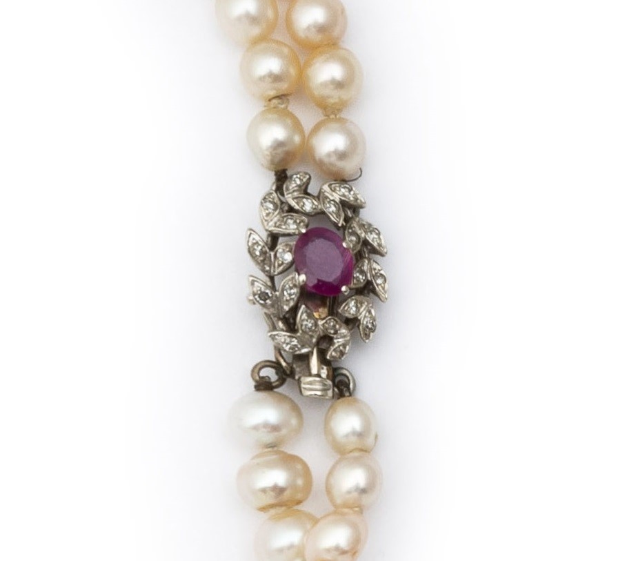 Collana di perle con susta con rubino