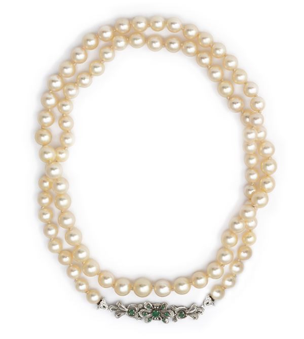 Lunga collana di perle con piccoli smeraldi