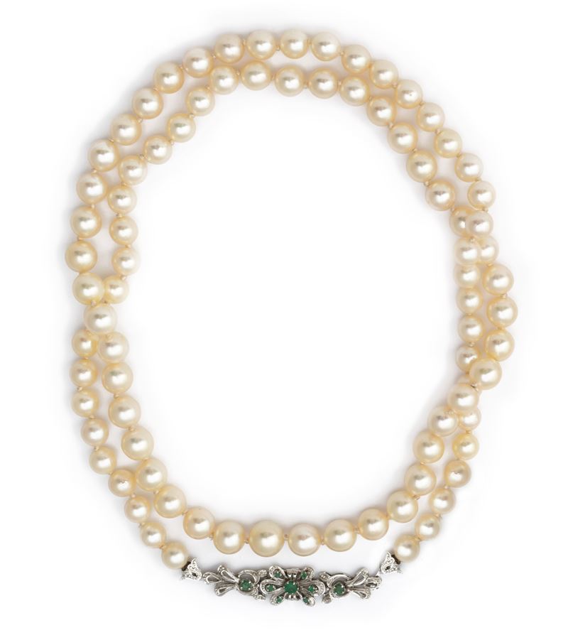 Lunga collana di perle con piccoli smeraldi