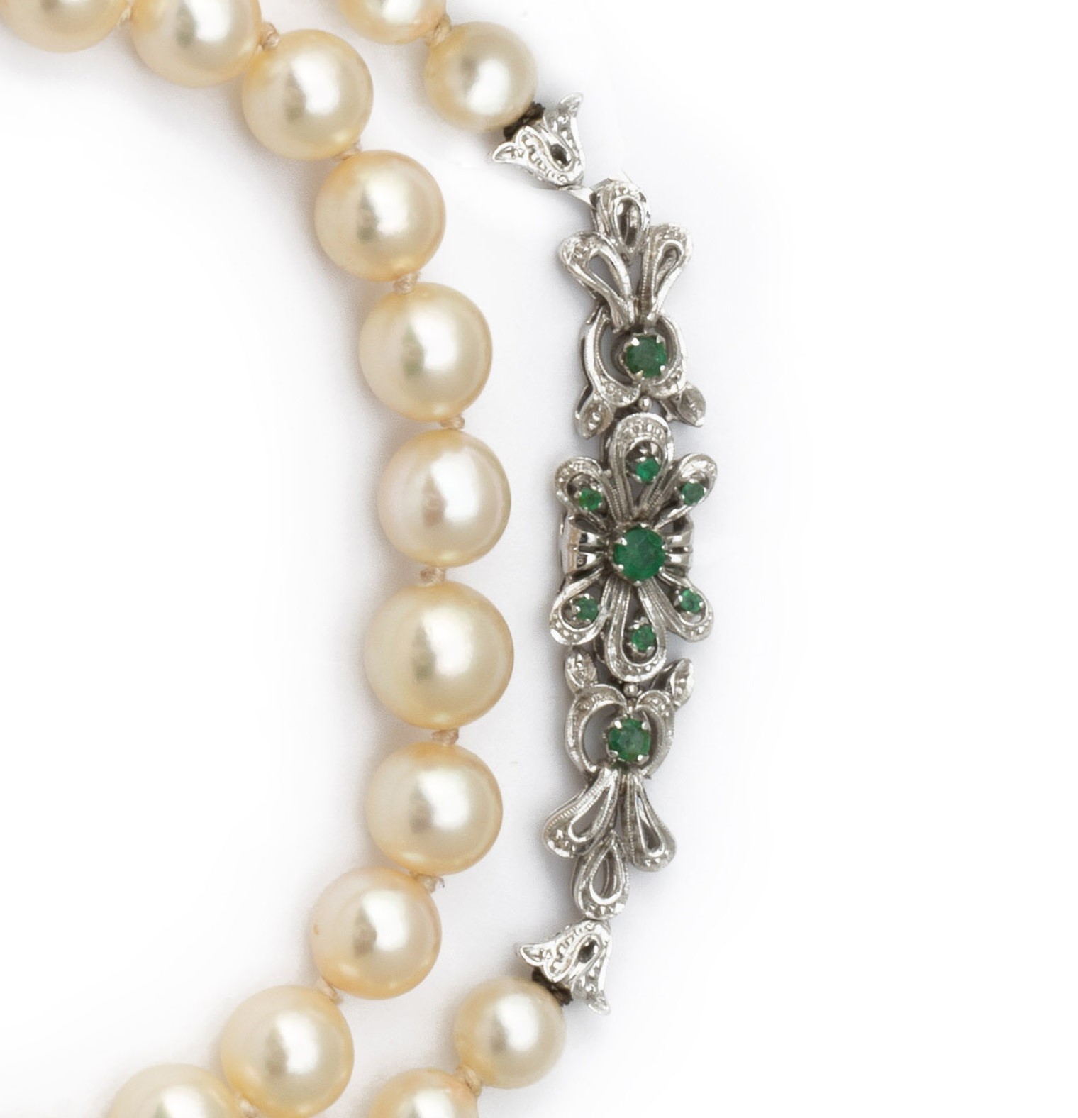 Lunga collana di perle con piccoli smeraldi