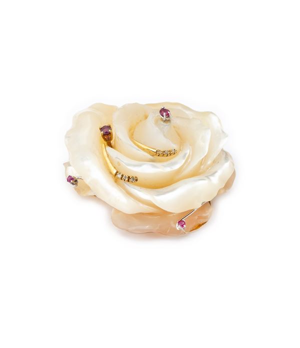 Particolare spilla in madreperla  - su base e con inserti in oro 18 carati - Auction JEWELRY, WATCHES AND SILVER OBJECTS - Blindarte Casa d'Aste