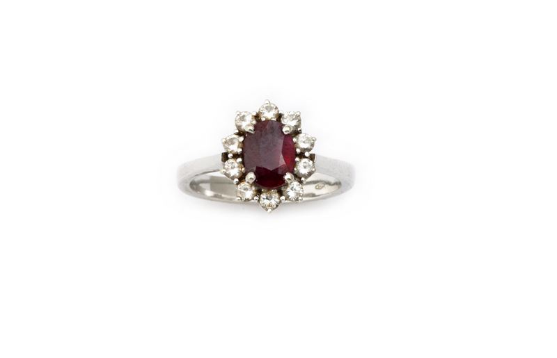 Anello a margherita con rubino