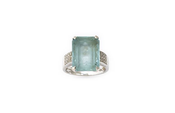 Anello con grande acquamarina