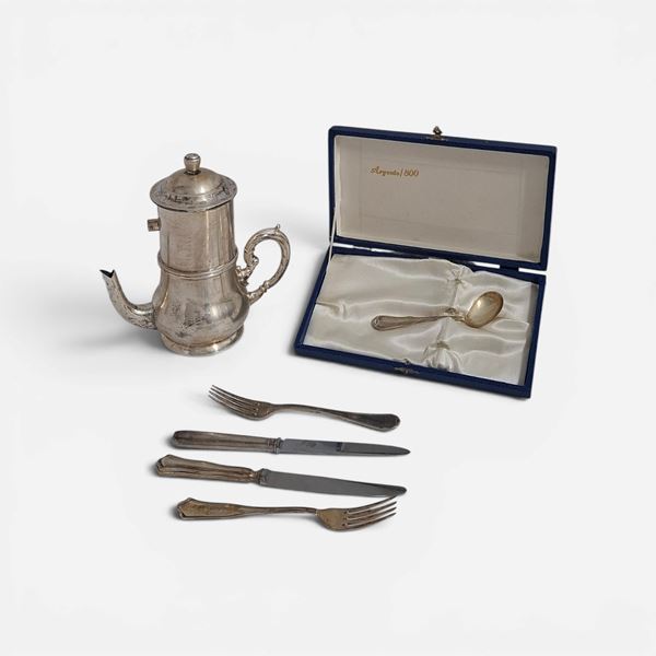 Manifatture ed epoche diverse : Lotto unico composto da: a) Cucchiaio da battesimo; b)Caffettiera  napoletana a filtro (manico mancante);c)Parte di servizi di posate non pertinenti composto da 2 forchette e 2 coltelli  - Auction JEWELRY, WATCHES AND SILVER OBJECTS - Blindarte Casa d'Aste