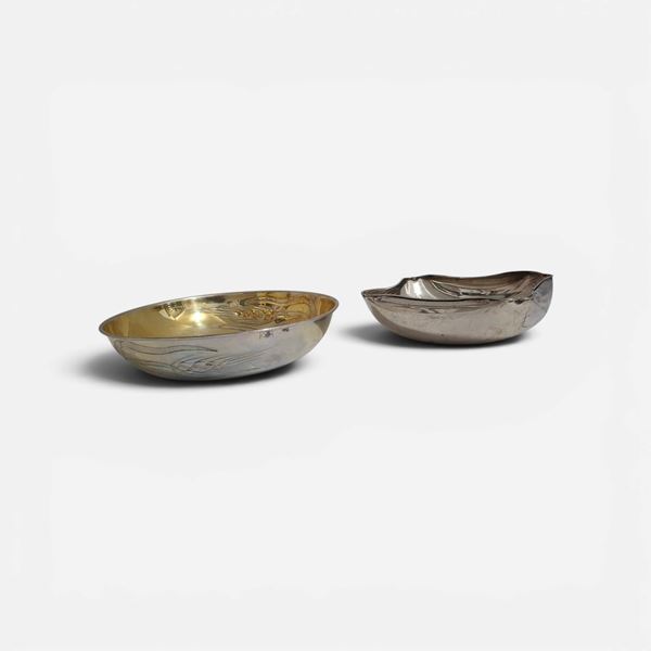 Lotto unico composto da : a) Centrotavola di forma circolare con bordo inciso a motivi floreali; b)Ciotola di forma quadrata  - Auction JEWELRY, WATCHES AND SILVER OBJECTS - Blindarte Casa d'Aste