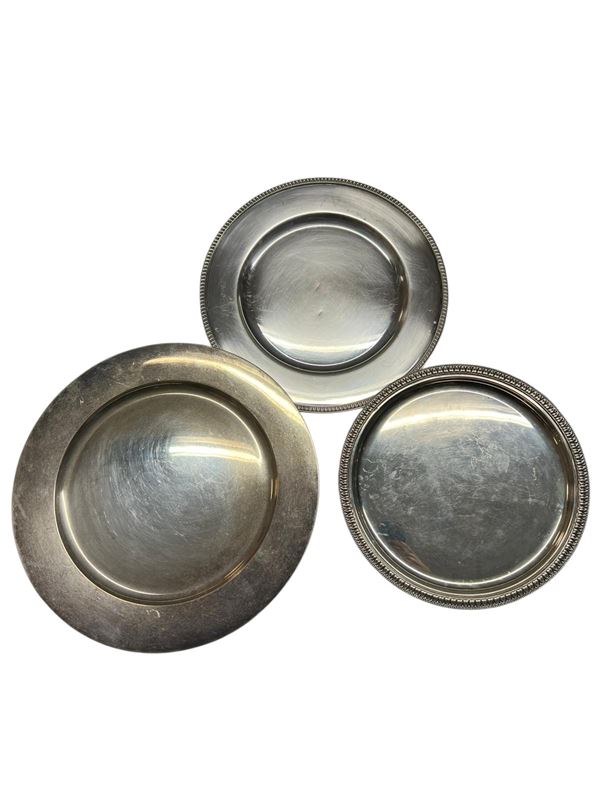 Lotto unico di tre piatti, Manifattura italiana XX secolo - a)Piatto rotondo in argento, superficie liscia; b) Piatto con bordo decorato a palmette; c) Piatto piccolo con bordo inciso