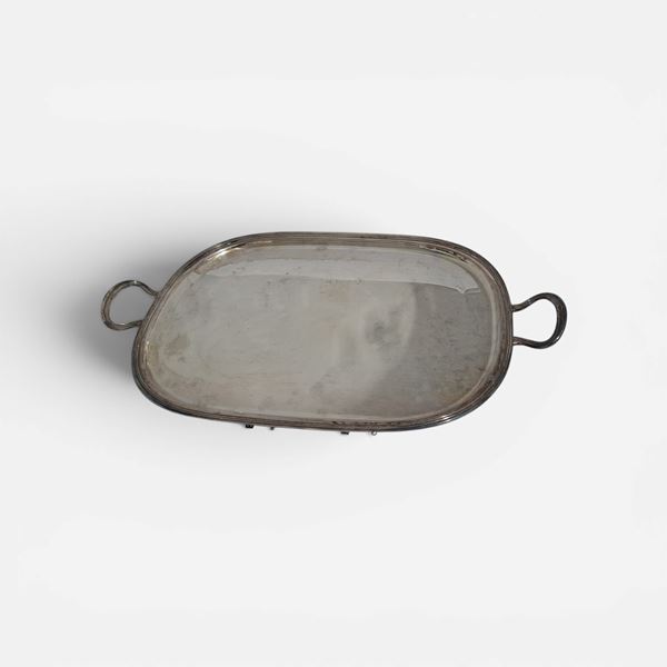 Lotto unico di tre vassoi - a)Vassoio in Argento 800 con manici stondati, superficie liscia; b) Vassoio rettangolare in metallo argentato con manici e bordo inciso con volute vegetali; c)Vassoio in metallo argentato con manici e piedini, interno decoro intagliato 