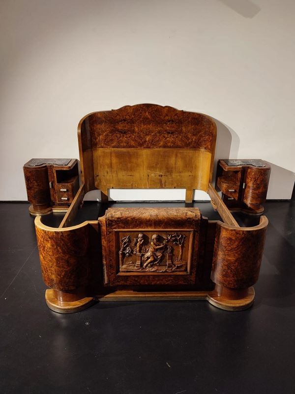 Manifattura italiana, anni '40 - Letto vintage con formella scolpita
